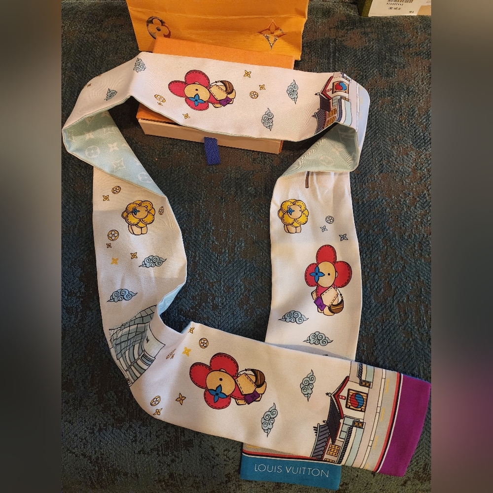 ‼️SOLD‼️Louis Vuitton Silk Scarf - Picture 1 of 5